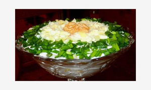 Сочный салат с кальмарами и шампиньонами 